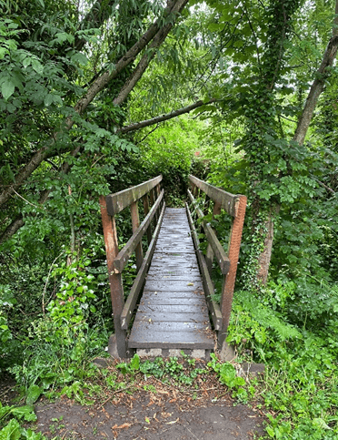 The trail crosses a footbridge on its way from Darley Dale to Matlock.