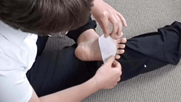 forefoot-ball-taping-technique-fixomull.png