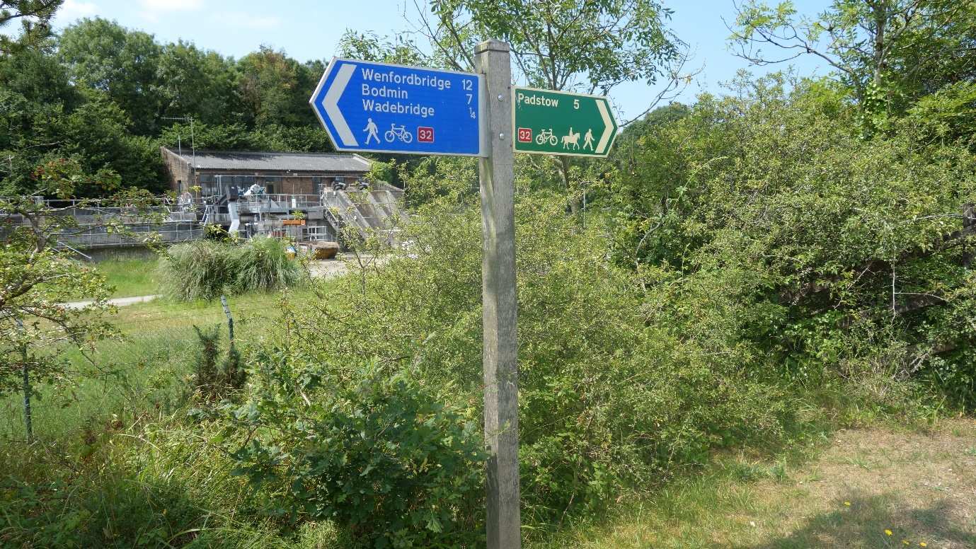Helpful waymarkers on the Camel Trail