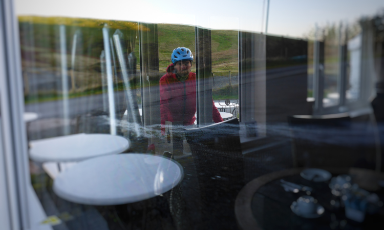 Closed accommodation on our cycling holiday - cyclist peering into a locked-up pub