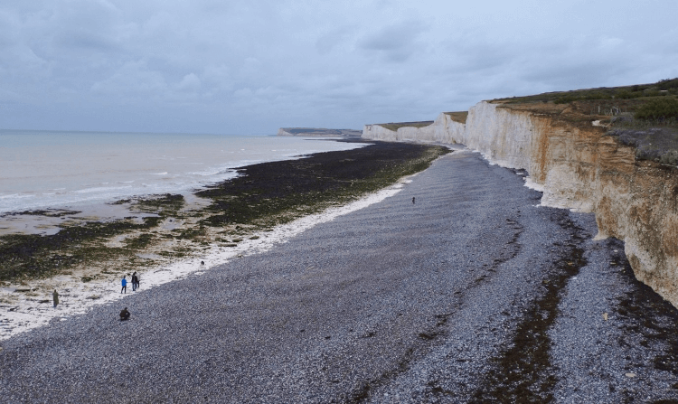 Views over the long pebble beach and white cliffs of Seven Sisters.