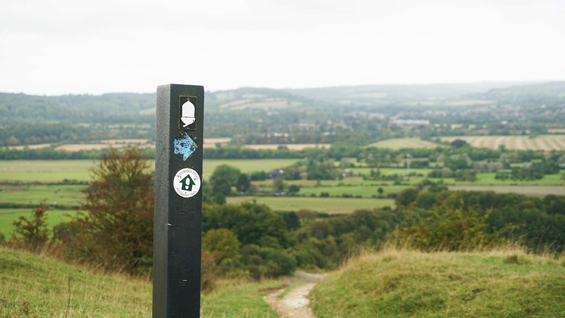 Signpost on Pitstone Hill - Signpost on Pitstone Hill